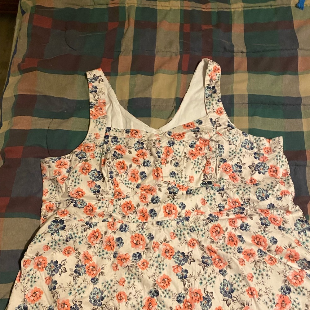 torrid Floral V-Neck top in Coral, Navy & White